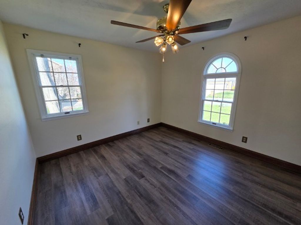 Image 8 of property listing at 3405 Piccadilly Avenue, Mt Vernon, IL 62864