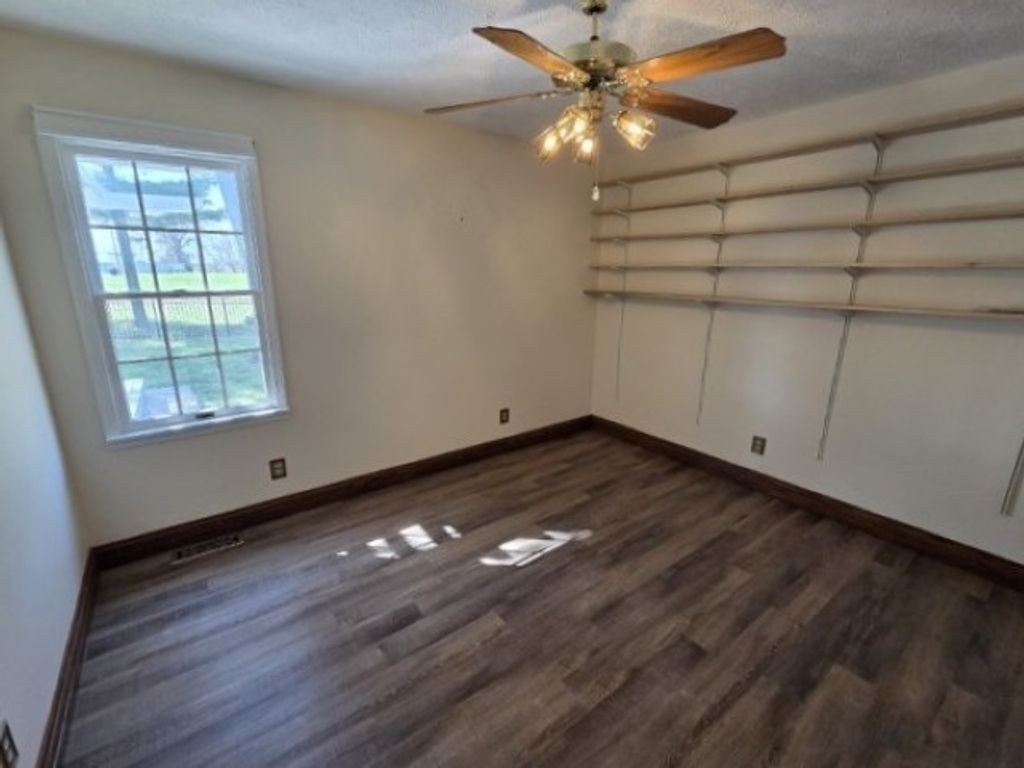 Image 9 of property listing at 3405 Piccadilly Avenue, Mt Vernon, IL 62864