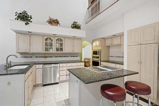 18 Bray Farm Lane, Wappingers Falls, NY 12590