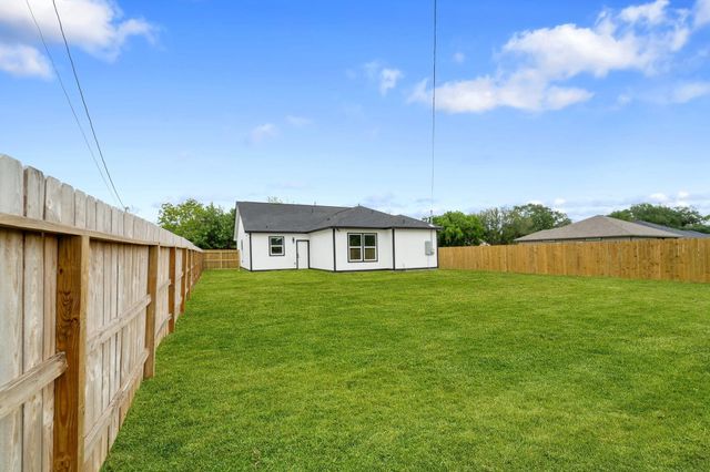 821 Empire Street, El Campo, TX 77437