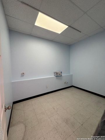 8521 Bandera Rd 1, San Antonio, TX 78216