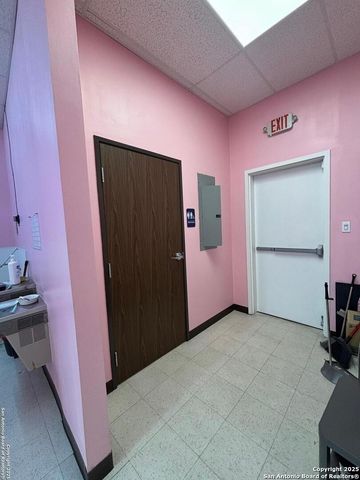 8521 Bandera Rd 1, San Antonio, TX 78216