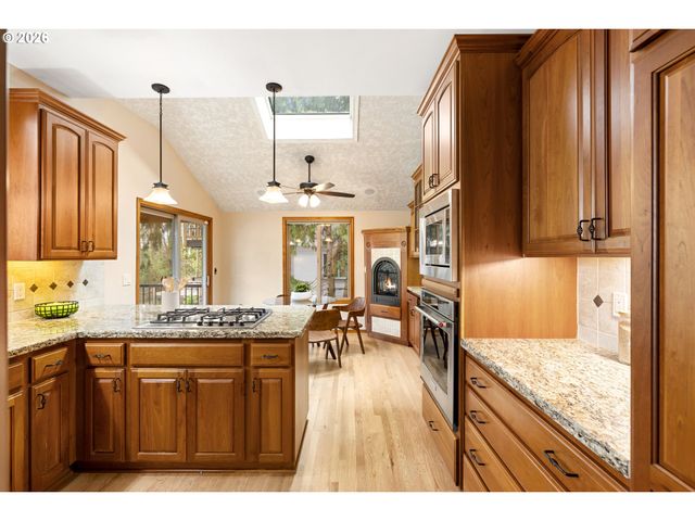 1900 SUNBURST Ter, West Linn, OR 97068