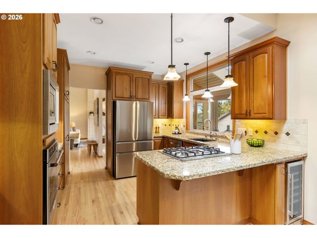 1900 SUNBURST Ter, West Linn, OR 97068