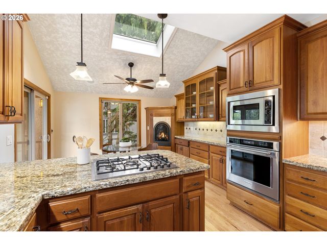 1900 SUNBURST Ter, West Linn, OR 97068