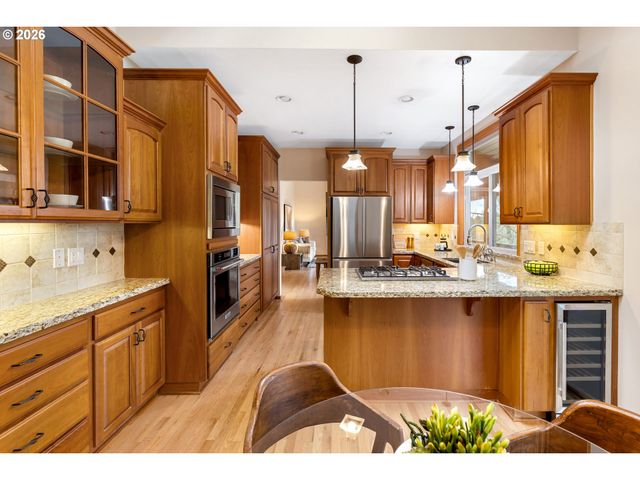 1900 SUNBURST Ter, West Linn, OR 97068