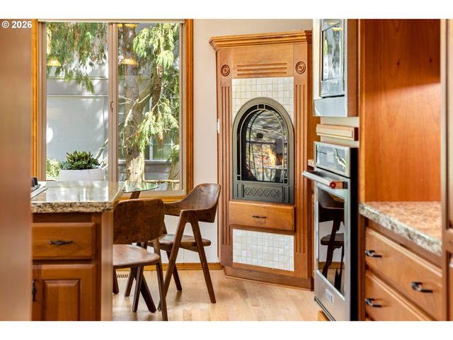 1900 SUNBURST Ter, West Linn, OR 97068