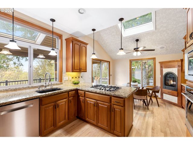 1900 SUNBURST Ter, West Linn, OR 97068