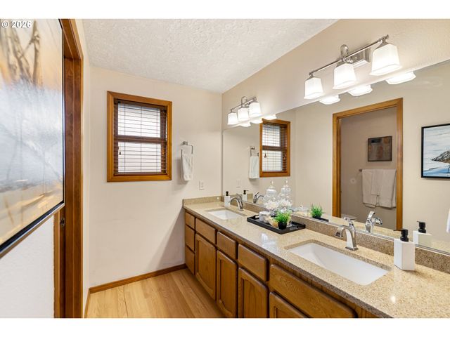 1900 SUNBURST Ter, West Linn, OR 97068