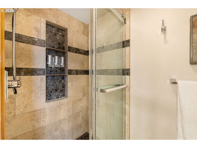 1900 SUNBURST Ter, West Linn, OR 97068