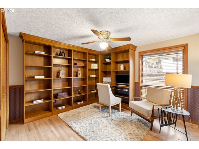 1900 SUNBURST Ter, West Linn, OR 97068