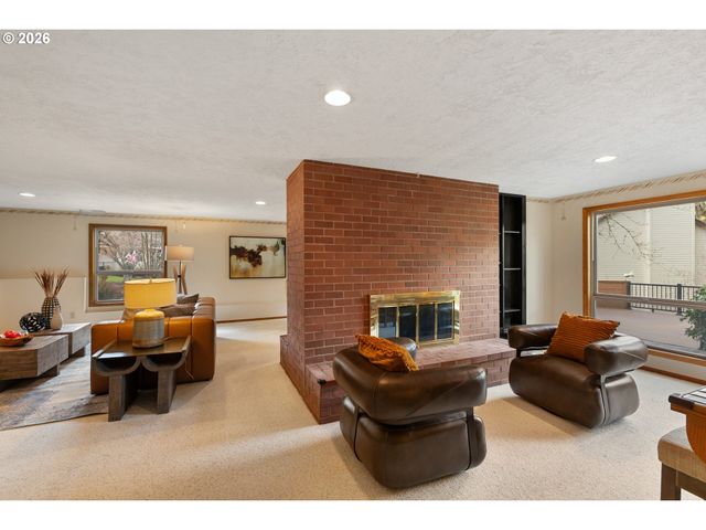 1900 SUNBURST Ter, West Linn, OR 97068