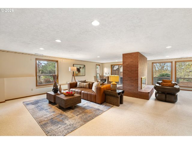 1900 SUNBURST Ter, West Linn, OR 97068