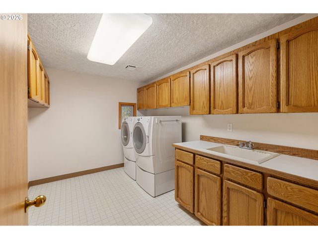 1900 SUNBURST Ter, West Linn, OR 97068