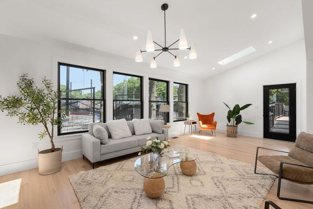 216 Aspinwall Ave, 3, Brookline, MA 02446