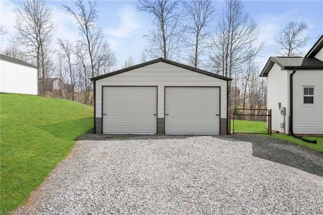 163 Four Andrews Drive, Harmony, NC 28634