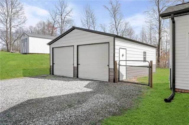 163 Four Andrews Drive, Harmony, NC 28634