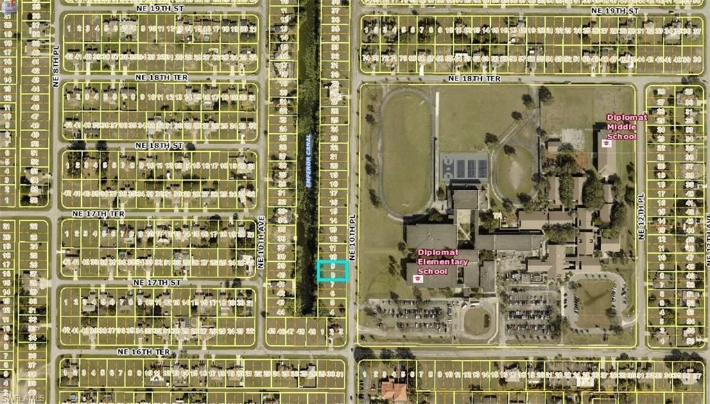 Image 4 of property listing at 1702 10th PL, Cape Coral, FL 33909