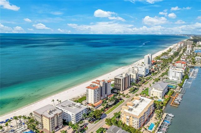 9577 Gulf Shore DR # 704, Naples, FL 34108