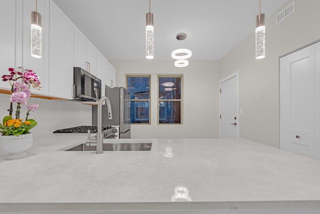 3923 W AINSLIE Street 2, Chicago, IL 60625