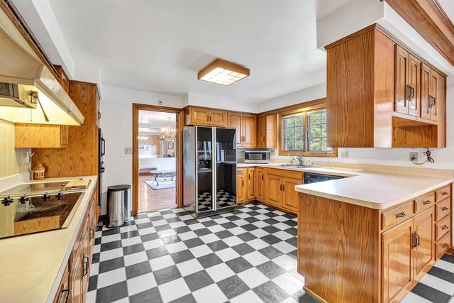 675 SUNSET CIRCLE, Green Bay, WI 54301