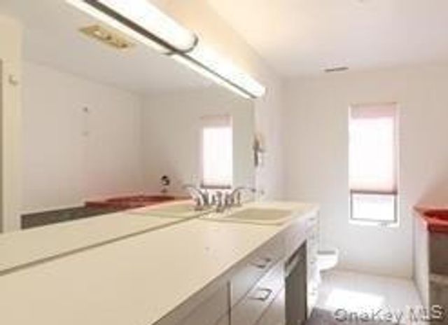 3 Artesian Way, Saint James, NY 11780