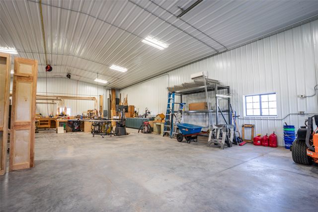 13565 S 60th Avenue W, Mitchellville, IA 50169