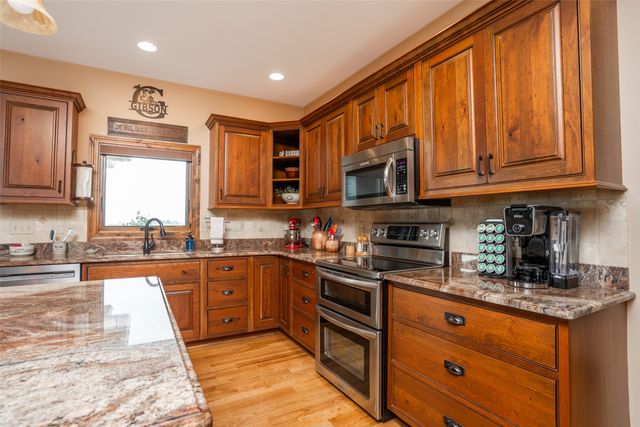 13565 S 60th Avenue W, Mitchellville, IA 50169