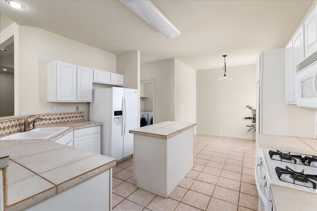 6532 Camino Rojo, Santa Fe, NM 87507