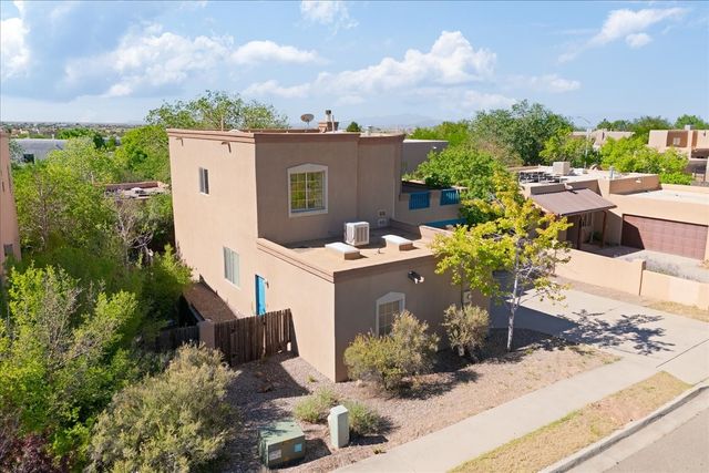 6532 Camino Rojo, Santa Fe, NM 87507
