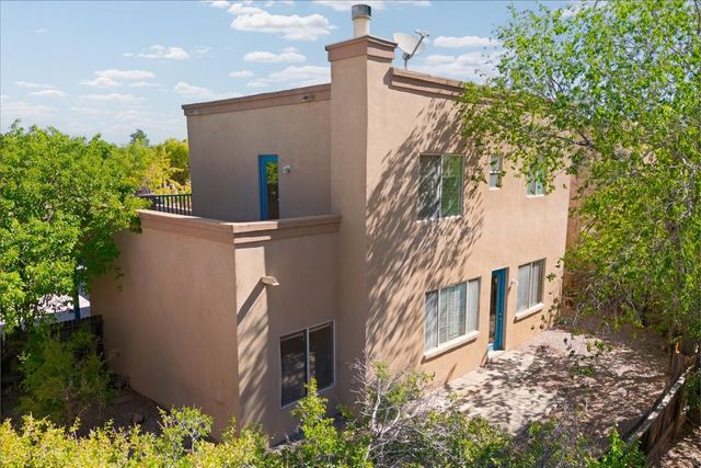 6532 Camino Rojo, Santa Fe, NM 87507