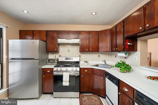 2 BRITTON CT, Lawrenceville, NJ 08648