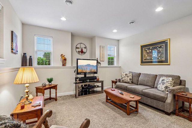 1016 Ann Marie WAY, Oconomowoc, WI 53066