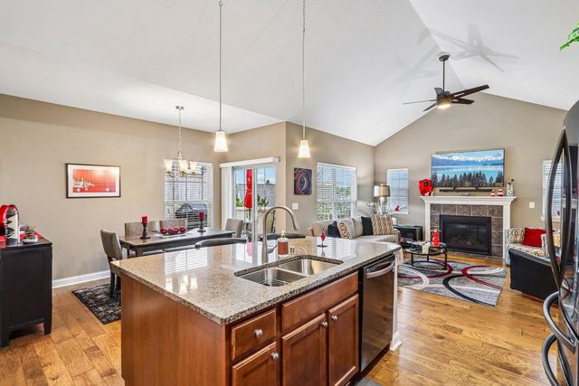 1016 Ann Marie WAY, Oconomowoc, WI 53066