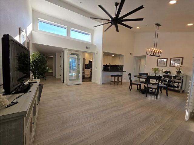 240 Nice 302, Newport Beach, CA 92663