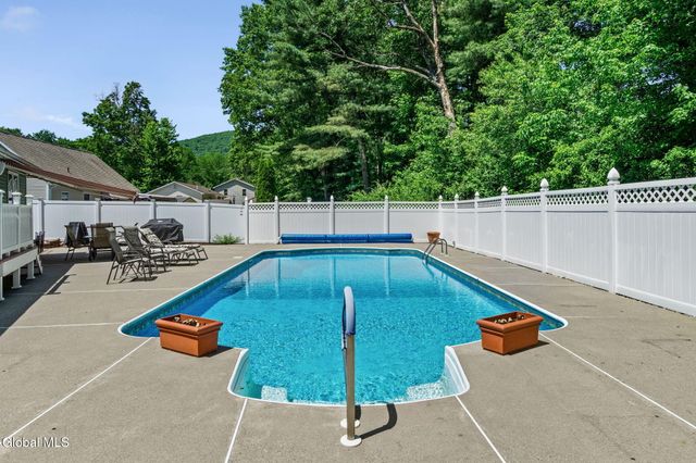 18 Mockingbird Lane, Queensbury, NY 12804
