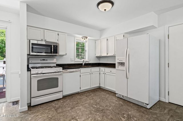 18 Mockingbird Lane, Queensbury, NY 12804