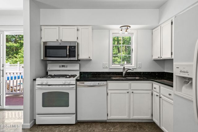 18 Mockingbird Lane, Queensbury, NY 12804