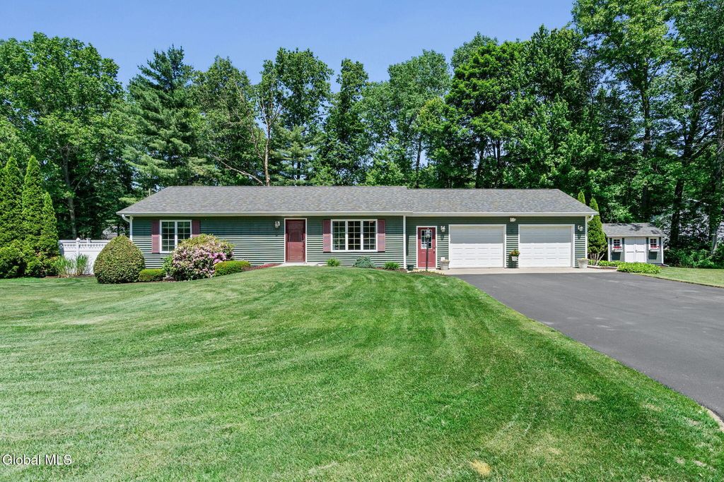 18 Mockingbird Lane, Queensbury, NY 12804