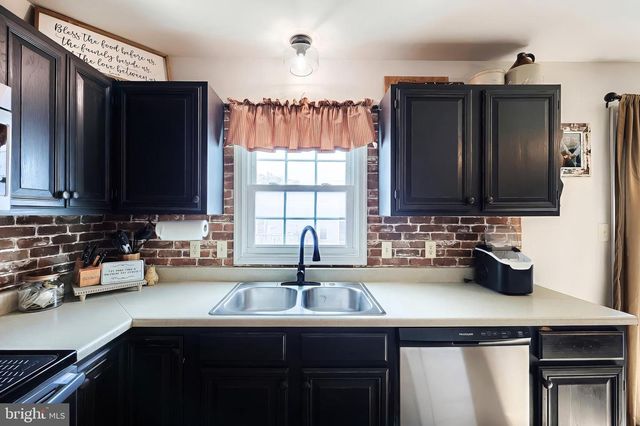 2350 WOODMONT DR, York, PA 17404