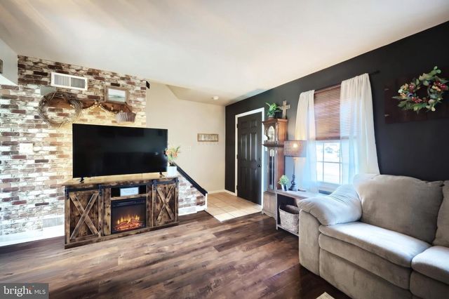 2350 WOODMONT DR, York, PA 17404
