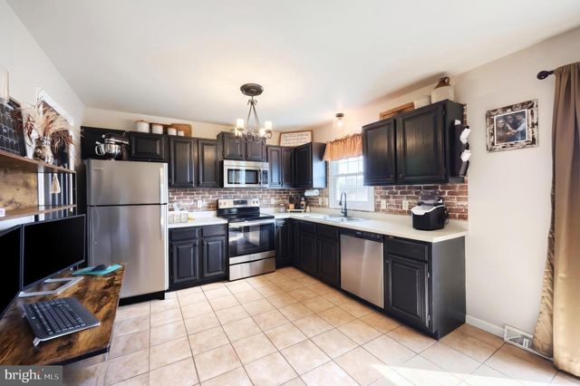 2350 WOODMONT DR, York, PA 17404