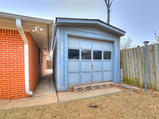 10505 Lyndon Road, The Village, OK 73120