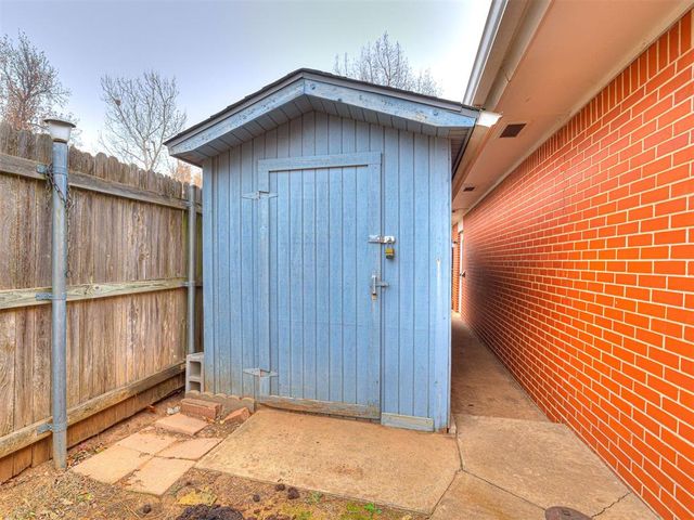 10505 Lyndon Road, The Village, OK 73120