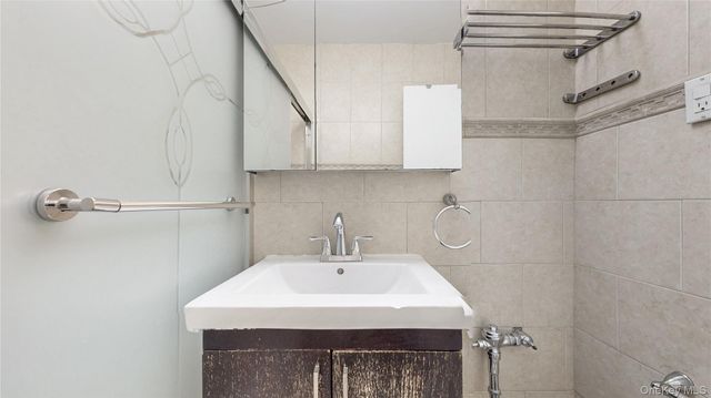 139-15 83rd Avenue 503, Briarwood, NY 11435