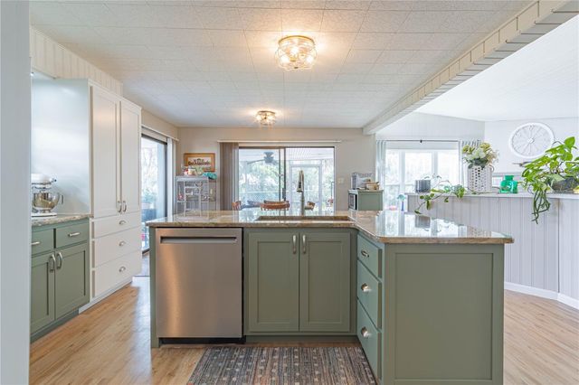 897 CR 454, Lake Panasoffkee, FL 33538