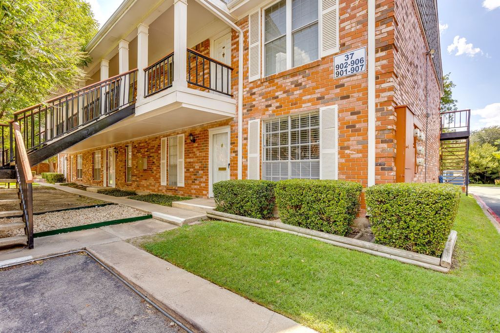 901 Roaring Springs Road, Fort Worth, TX 76114 — photo 2