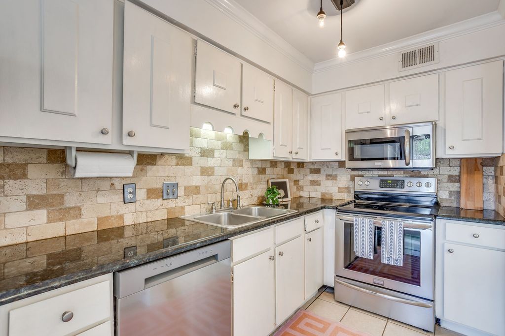 901 Roaring Springs Road, Fort Worth, TX 76114 — photo 5