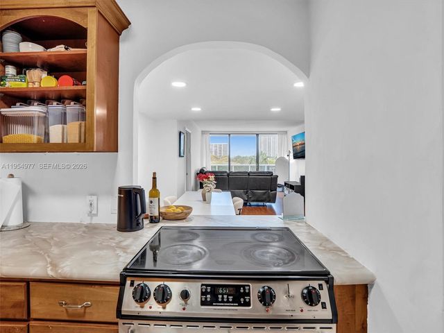 3675 N Country Club Dr 410, Aventura, FL 33180