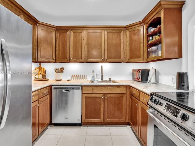 3675 N Country Club Dr 410, Aventura, FL 33180